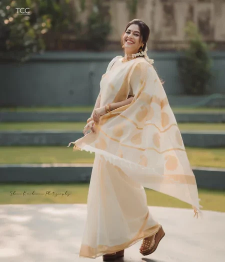 Handloom Replica Cotton Saree with Mango Butta Weave & Tussles